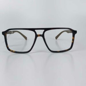 Óculos quadrado tartaruga com detalhe metálico